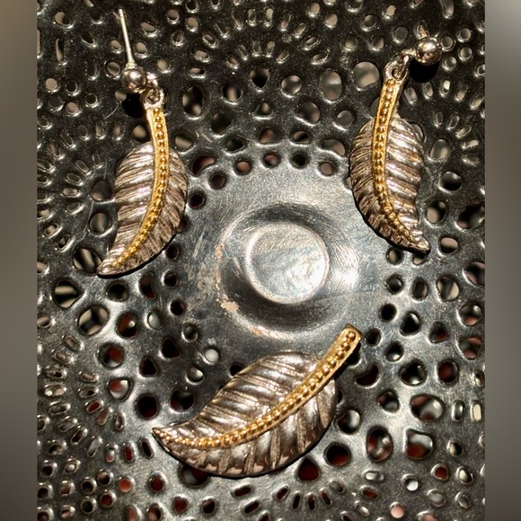 2/$15 - Elegant Silver-Tone Leaf Pendant Necklace & Matching Earring Set - Picture 6 of 7